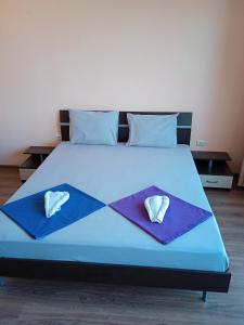 Ένα ή περισσότερα κρεβάτια σε δωμάτιο στο Lazur apart +114 φωτογραφίες