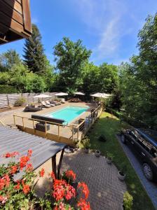 una vista aérea de una piscina en un patio en Le chalet du Cerf - Chambres d'hôtes, en Somme-Leuze