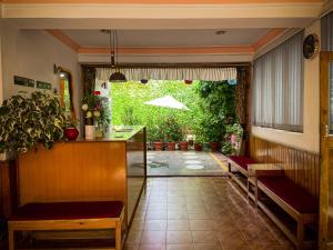 un pasillo con una mesa y bancos en un edificio en Hotel shaynam en Leh