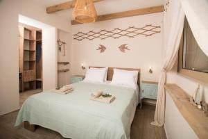 Wood&Stone Guesthouse في Almirón: غرفة نوم عليها سرير وفوط