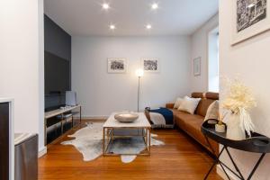 uma sala de estar com um sofá e uma mesa em Eggie's Nest - Luxury City Apartment em Sidney