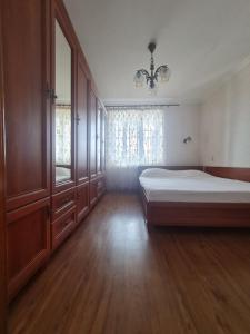ルツカイにあるАпартаменти Кравчука, 34а, Порт Сітіのベッドルーム(ベッド1台、木製キャビネット付)