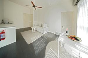 7 Lakes في تيلافي: غرفة معيشة بيضاء مع أريكة بيضاء ومروحة سقف
