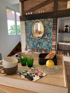 聖熱爾韋拉福雷的住宿－La Mardelle，一张桌子,上面有一盘食物和镜子