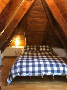 Ein Bett oder Betten in einem Zimmer der Unterkunft Duplex muy luminoso en Vielha con parking