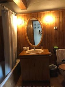 ein Bad mit einem Waschbecken und einem Spiegel in der Unterkunft Duplex muy luminoso en Vielha con parking in Vielha e Mijaran