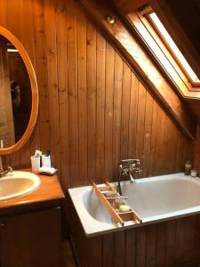 ein Badezimmer mit einer Badewanne und einem Waschbecken in der Unterkunft Duplex muy luminoso en Vielha con parking in Vielha e Mijaran