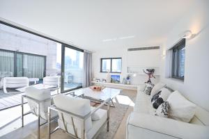 Χώρος καθιστικού στο The Lounge Pool By HolyGuest