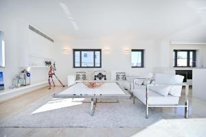 Χώρος καθιστικού στο The Lounge Pool By HolyGuest