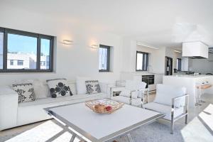 Χώρος καθιστικού στο The Lounge Pool By HolyGuest