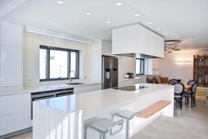 Η κουζίνα ή μικρή κουζίνα στο The Lounge Pool By HolyGuest +30 φωτογραφίες