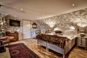 TV a/nebo společenská místnost v ubytování Vadstena Klosterhotell Konferens & Spa