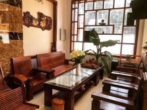 a living room with a couch and a table at Anh Phat Hotel in Buon Ma Thuot