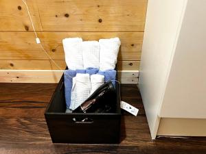a black box with towels in a room at 森ごと貸し切る一棟貸切大型ログハウス最大16名可ペット同伴OkコテージLog in Nasu +53 photos