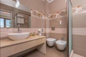 Ένα μπάνιο στο Dionysos Hotel & Suites