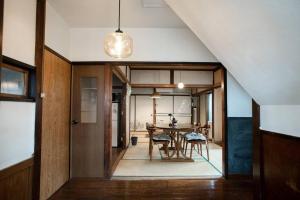 Habitación con mesa y comedor. en 【70平米 長期予約大歓迎】6LDK/日本家屋貸切/大人数で寛げる空間, en Tokio