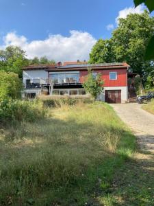 ein großes rotweißes Haus auf einem Feld in der Unterkunft Villa Sonnenblick 13 Minuten zum #Playmobil #Funpark in Großhabersdorf