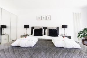 sypialnia z dużym łóżkiem z 2 białymi poduszkami w obiekcie Boswenna w St Ives