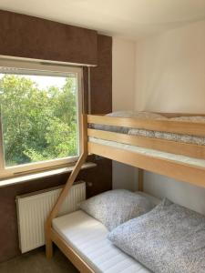 1 Schlafzimmer mit 2 Etagenbetten und einem Fenster in der Unterkunft Villa Sonnenblick 13 Minuten zum #Playmobil #Funpark in Großhabersdorf