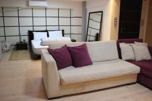 - un salon avec un canapé et un lit dans l'établissement Modern Loft in the city center of Levadia, Greece, à Lébadée