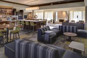 The lounge or bar area at Courtyard by Marriott Indianapolis Airport