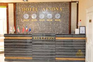 znak argona na ścianie z zegarami w obiekcie Afsona Hotel w mieście Buchara
