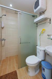 La salle de bains est pourvue de toilettes, d'un lavabo et d'une douche. dans l'établissement Ailen Hotel, à Hô-Chi-Minh-Ville