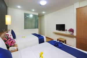um quarto de hotel com duas camas e uma televisão em Ailen Hotel em Ho Chi Minh