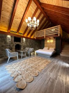 ein großes Wohnzimmer mit einem Kronleuchter und einem großen Teppich in der Unterkunft Özen Villa Apart in Uzungöl