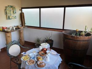 un tavolo con piatti di cibo sopra di Villa Mariel - Adults Only Giannella Playa a Orbetello