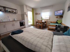 Cet appartement comprend une chambre avec un lit et une cuisine avec une table. dans l'établissement FeWo Clemens - Wohnküche + 2 Schlafräume + Bad + Terrasse, à Hamm