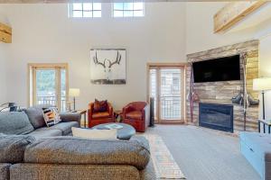 uma sala de estar com um sofá e uma lareira em Majestic Alpine Retreat em Taos Ski Valley