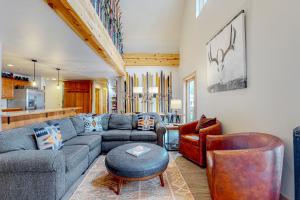 uma sala de estar com um sofá e cadeiras e uma cozinha em Majestic Alpine Retreat em Taos Ski Valley