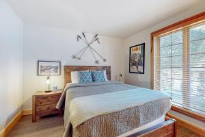 um quarto com uma cama grande e uma janela em Majestic Alpine Retreat em Taos Ski Valley