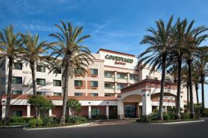 a hotel with palm trees in front of it at Courtyard Foothill Ranch Irvine East/Lake Forest in Foothill Ranch