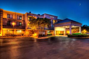 an empty parking lot in front of a hotel at Courtyard Memphis Germantown in Memphis