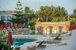 Bazén v ubytování Bitzaro Grande Hotel & Suites nebo v jeho okolí
