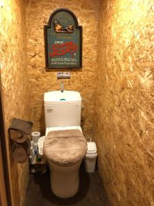 彦根市にあるGUEST HOUSE NAGORIYAの小さなバスルーム(石壁のトイレ付) +12枚の写真