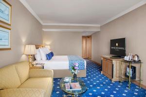 イスタンブールにあるインター コンチネンタル イスタンブールのベッドとテレビが備わるホテルルームです。