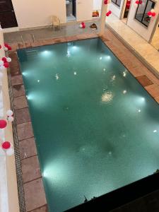 een leeg zwembad met groen water in een huis bij HOTEL MAYURA in Ajmer