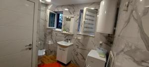 Ένα μπάνιο στο Apartment ENJOY BG +28 φωτογραφίες