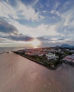 uma vista aérea de uma cidade sobre a água em VIE HOMESTAY TAWAU em Tawau