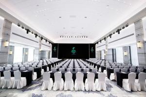 uma grande sala com filas de cadeiras e um palco em Holiday Inn Taiyuan City Center em Taiyuan