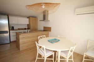 Η κουζίνα ή μικρή κουζίνα στο FACE à la Mer, Superbe appartement climatisé au RDC d'une maison, classé 4 étoiles, 5 couchages -WIFI-PORTIRAGNES PLAGE LXBFM32 +7 φωτογραφίες