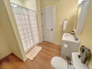 Bilik mandi di Monarch Cove Home off West Lake +29 gambar