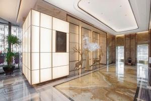 a lobby of a building with a wall at Holiday Inn Taiyuan City Center in Taiyuan