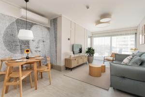 Χώρος καθιστικού στο Solaris Apartments Close to the Beach by Noclegi Renters