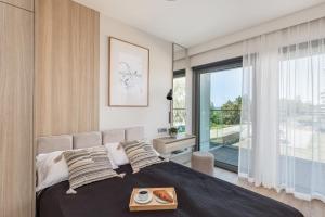 Ένα ή περισσότερα κρεβάτια σε δωμάτιο στο Solaris Apartments Close to the Beach by Noclegi Renters