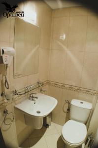 Phòng tắm tại Hotel Orlovetz