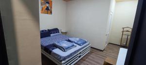 a small bedroom with a bed with blue sheets and pillows at Fraish air boutige in Qusar
